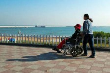 昌吉八旬老人推轮椅带老伴游中国(为了方便推轮椅带老伴出门)
